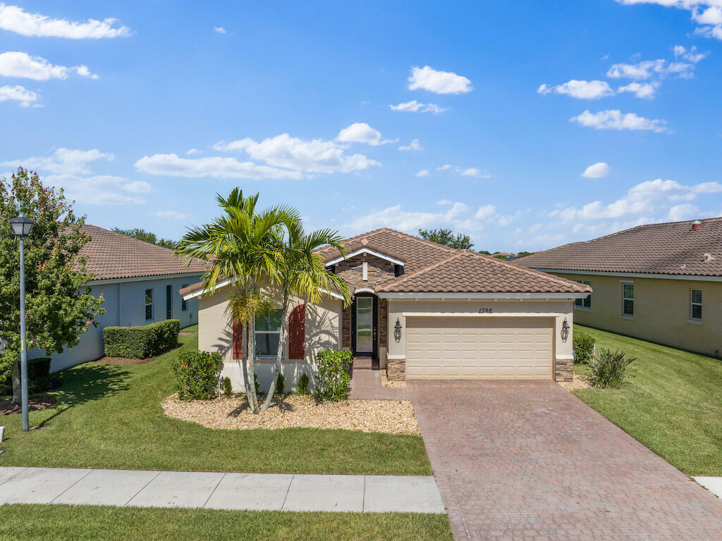 Property Photo:  1786 Berkshire Circle SW  FL 32968 