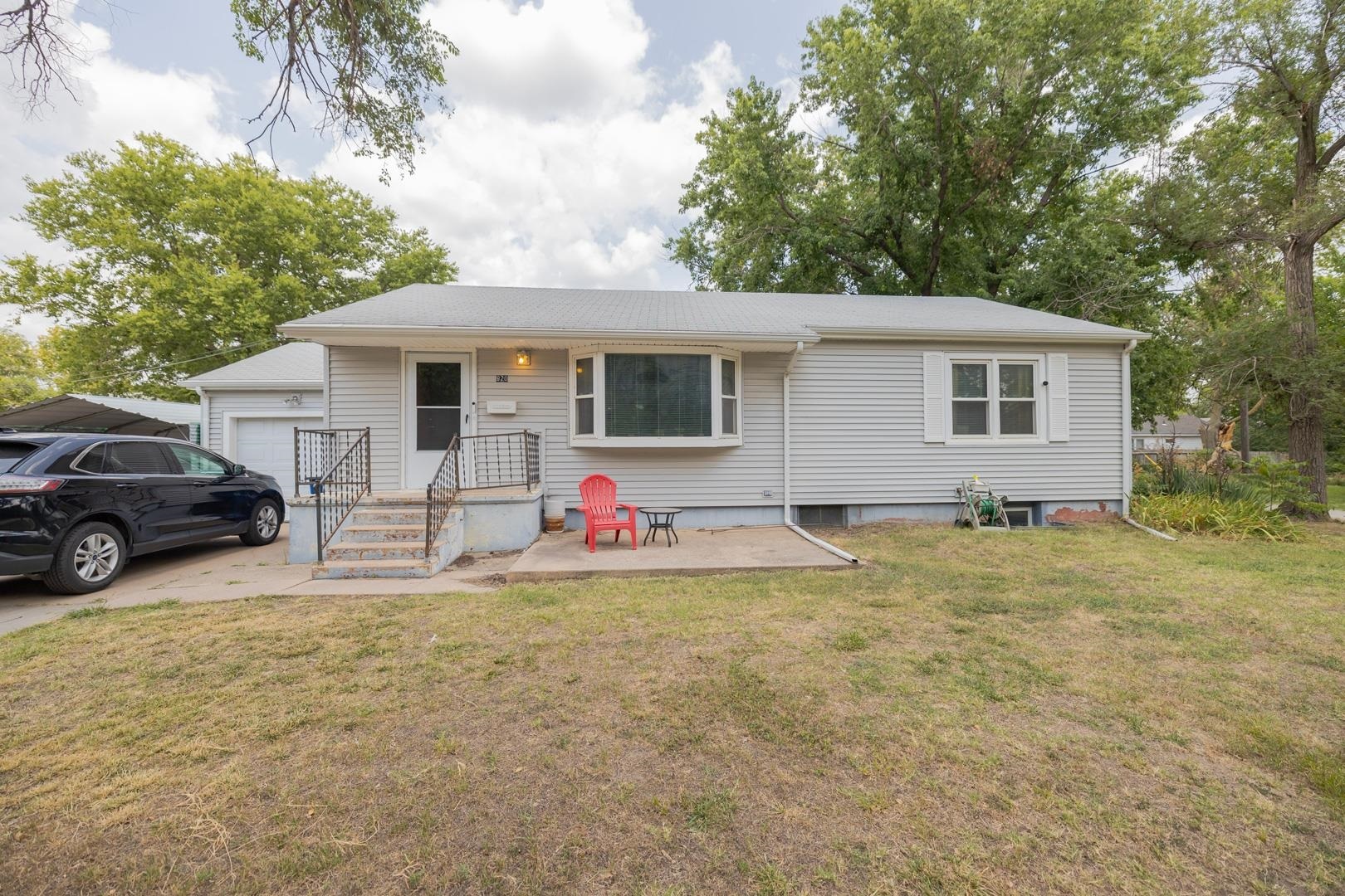 Property Photo:  820 SE 6th St  KS 67114 