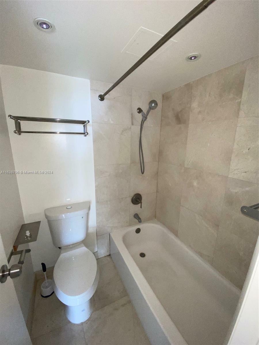 Property Photo:  20500 W Country Club Dr 804  FL 33180 