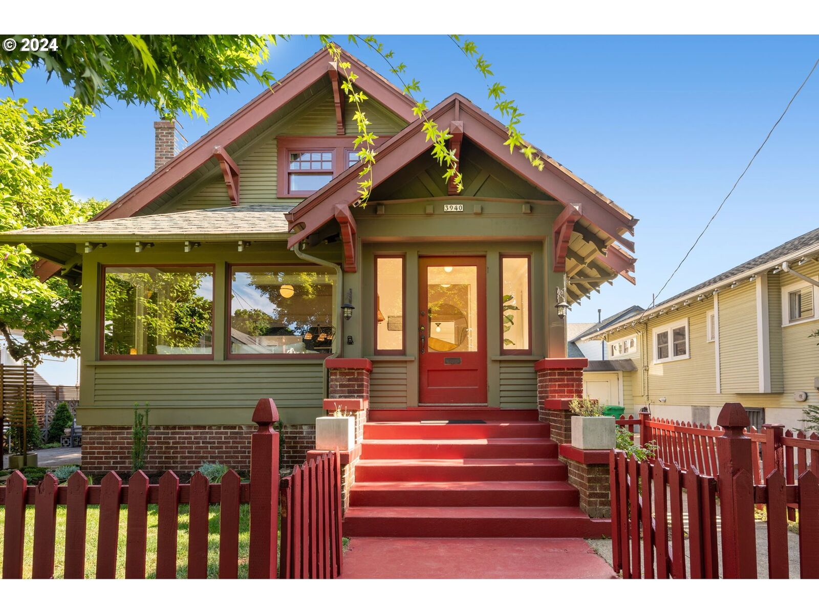 Property Photo:  3940 SE Lincoln St  OR 97214 