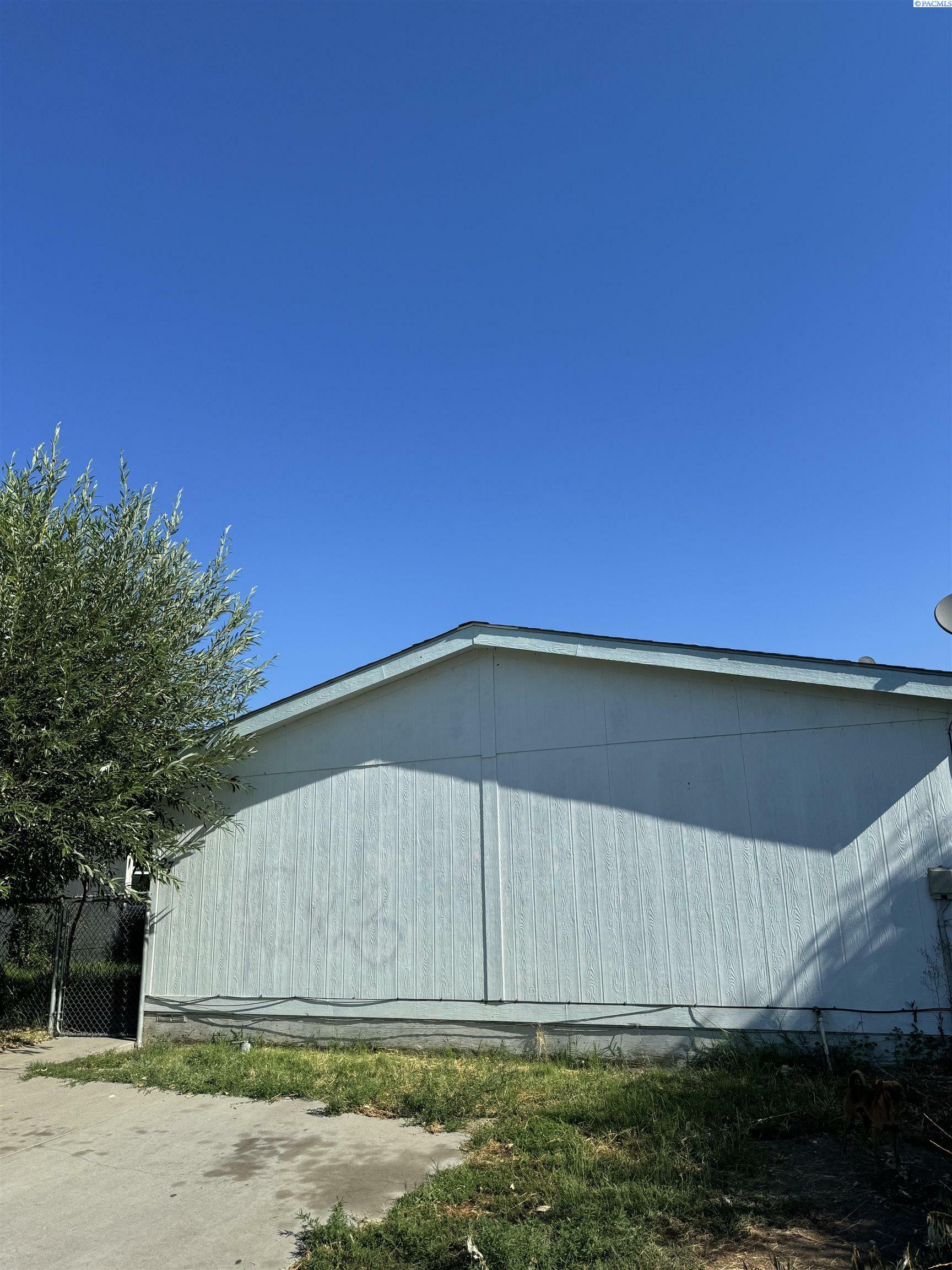 Property Photo:  1700 Casacde Way  WA 98944 