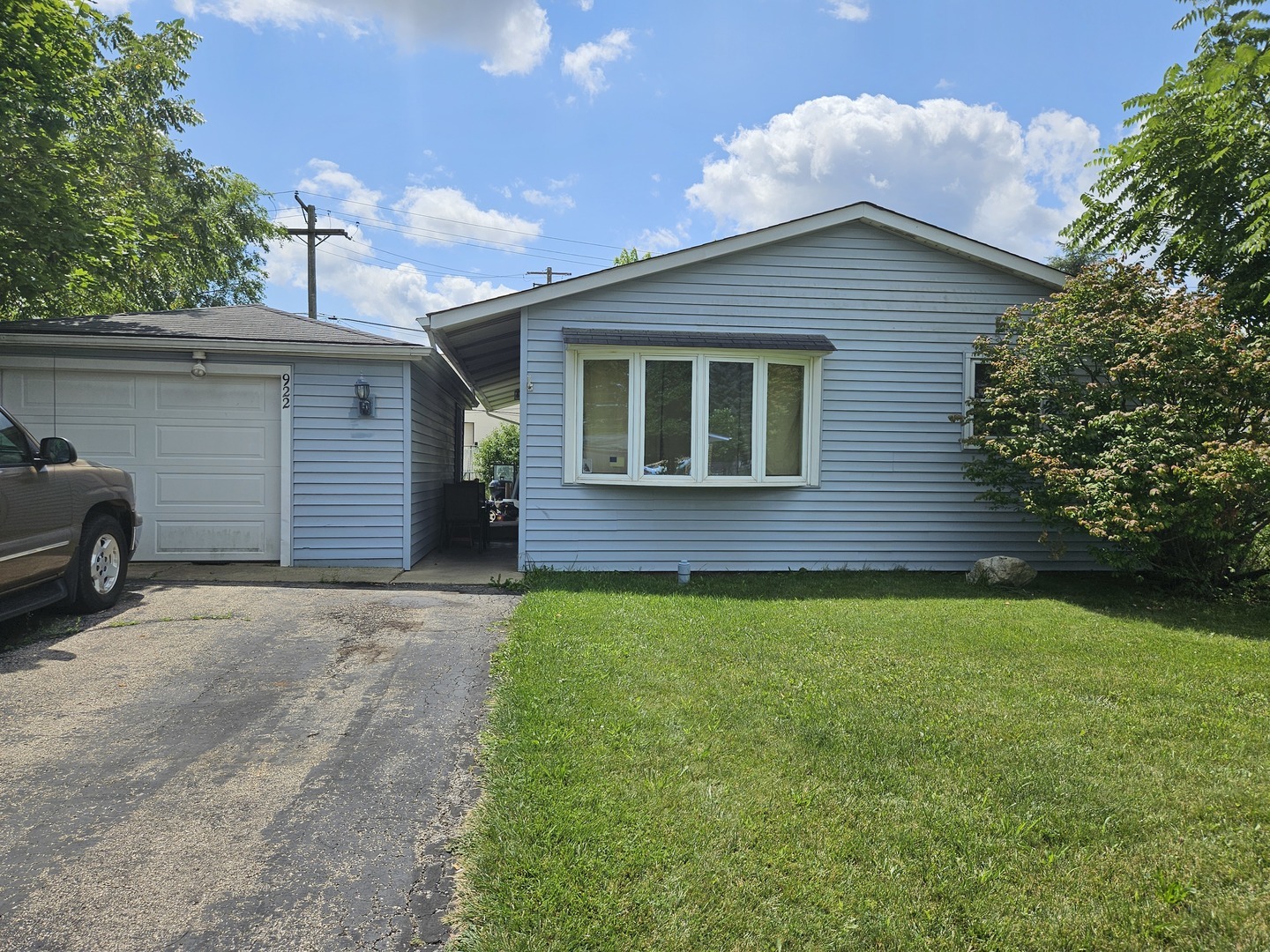 Property Photo:  922 Berkley Street  IL 60110 