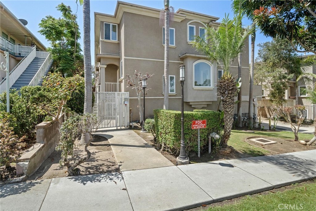 Property Photo:  328 E Imperial Avenue 1  CA 90245 