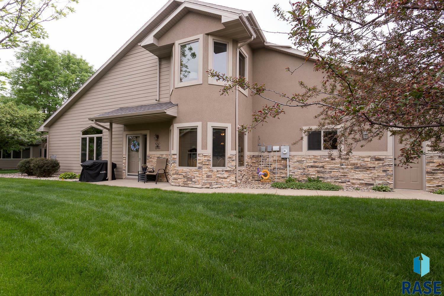 Property Photo:  703 E 70th Pl  SD 57108 