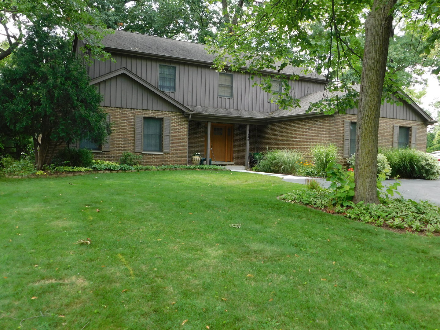 Property Photo:  380 N Shady Lane  IL 60126 