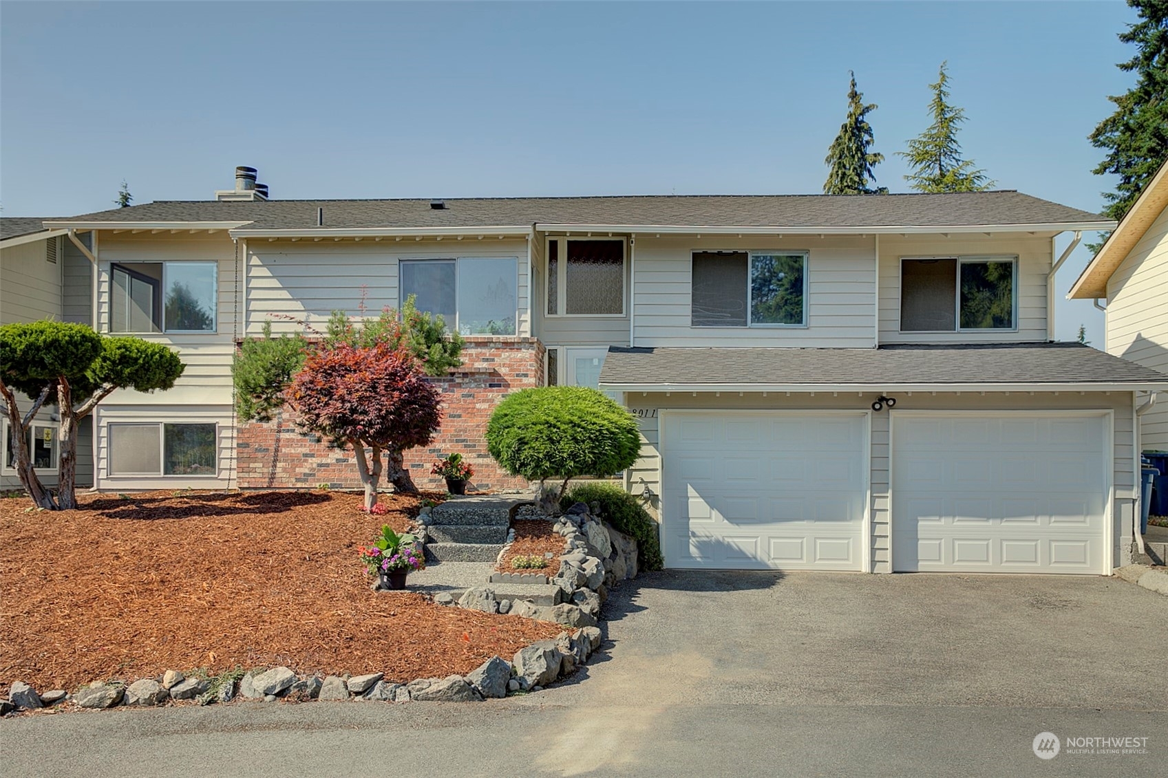 Property Photo:  8011 194th Place SW  WA 98026 