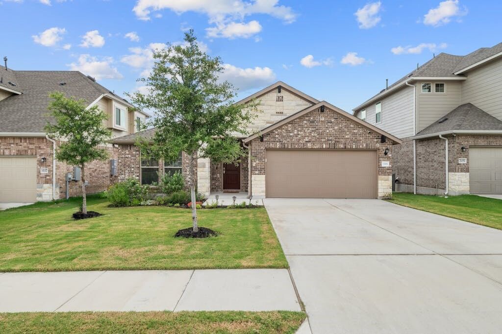 Property Photo: 701 Elm Green Street TX 78634