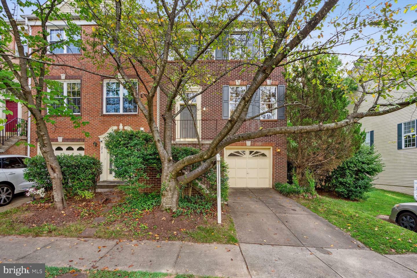 Property Photo: 2817 Roesh Way VA 22181