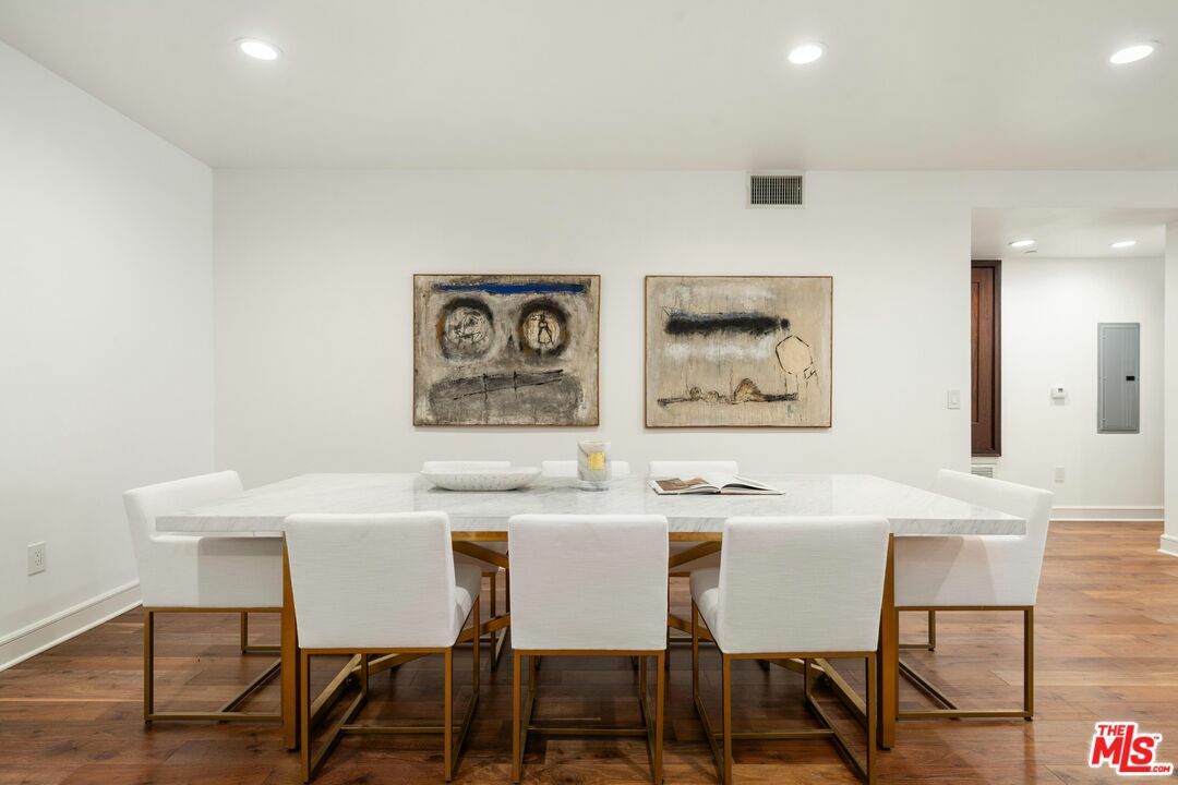 Property Photo:  447  N Doheny Dr 104  CA 90210 