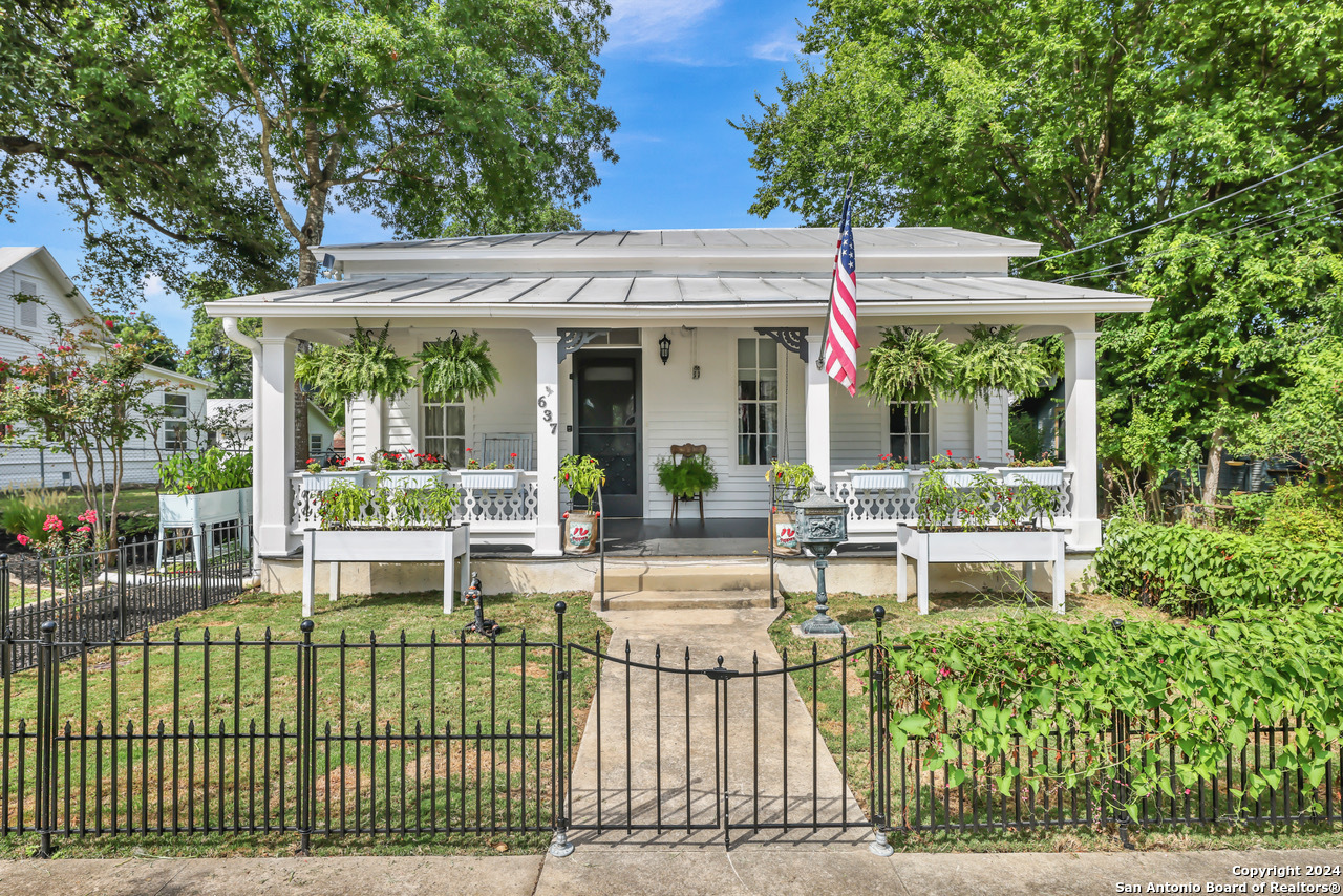 Property Photo:  637 Comal Ave  TX 78130 