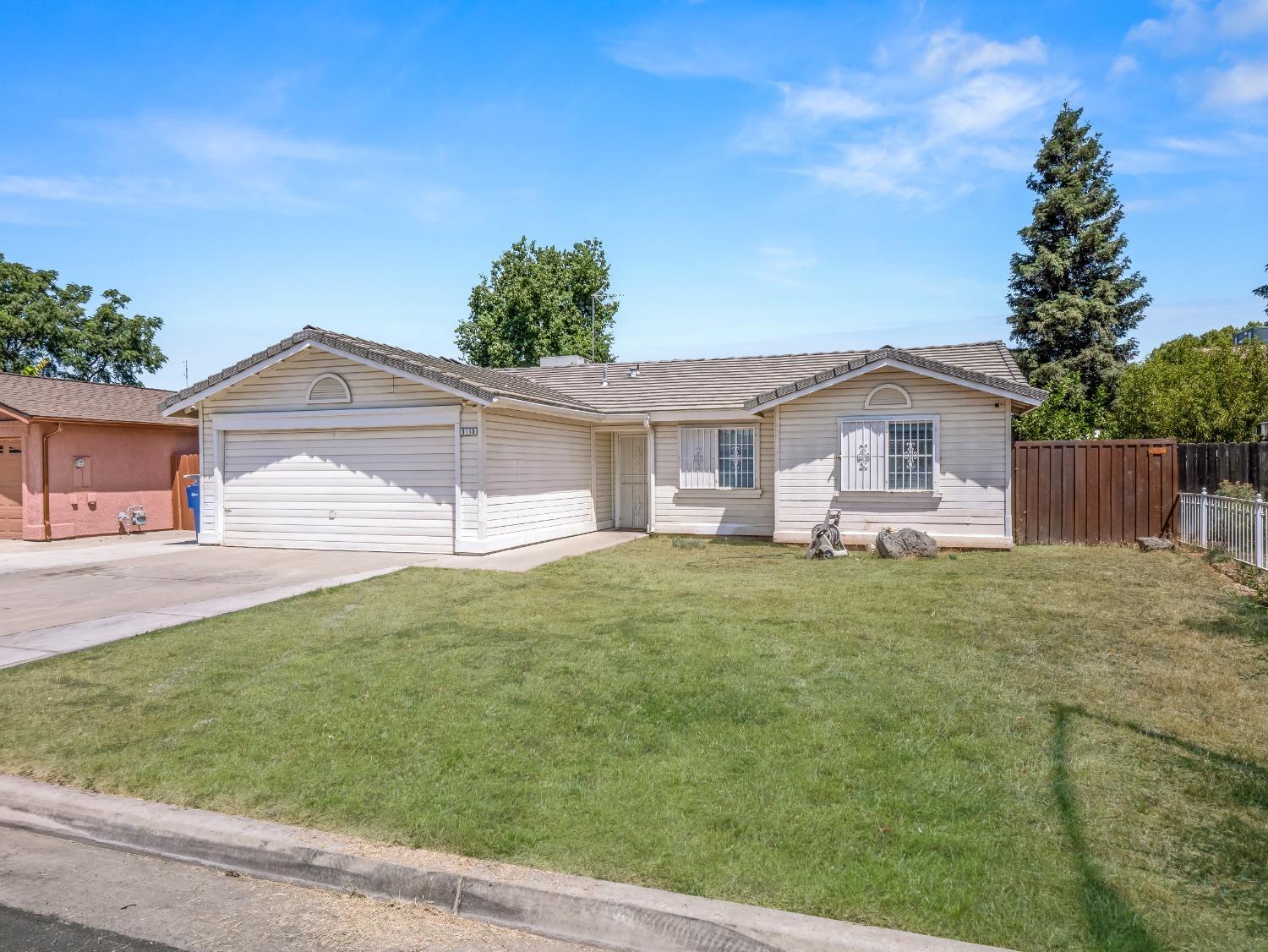 Property Photo: 5115 E Belgravia Avenue CA 93725