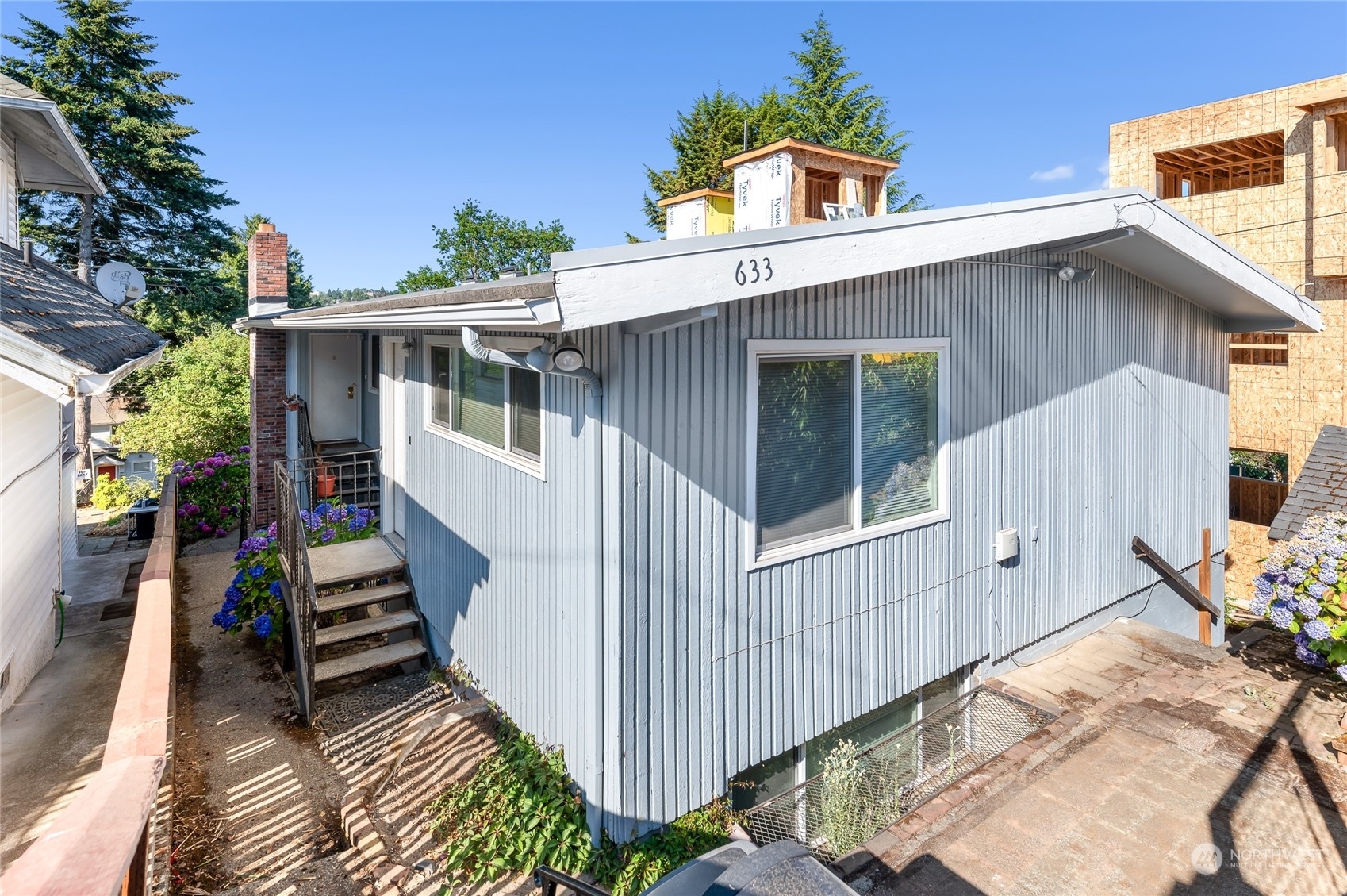 Property Photo:  633 W Emerson Street  WA 98119 