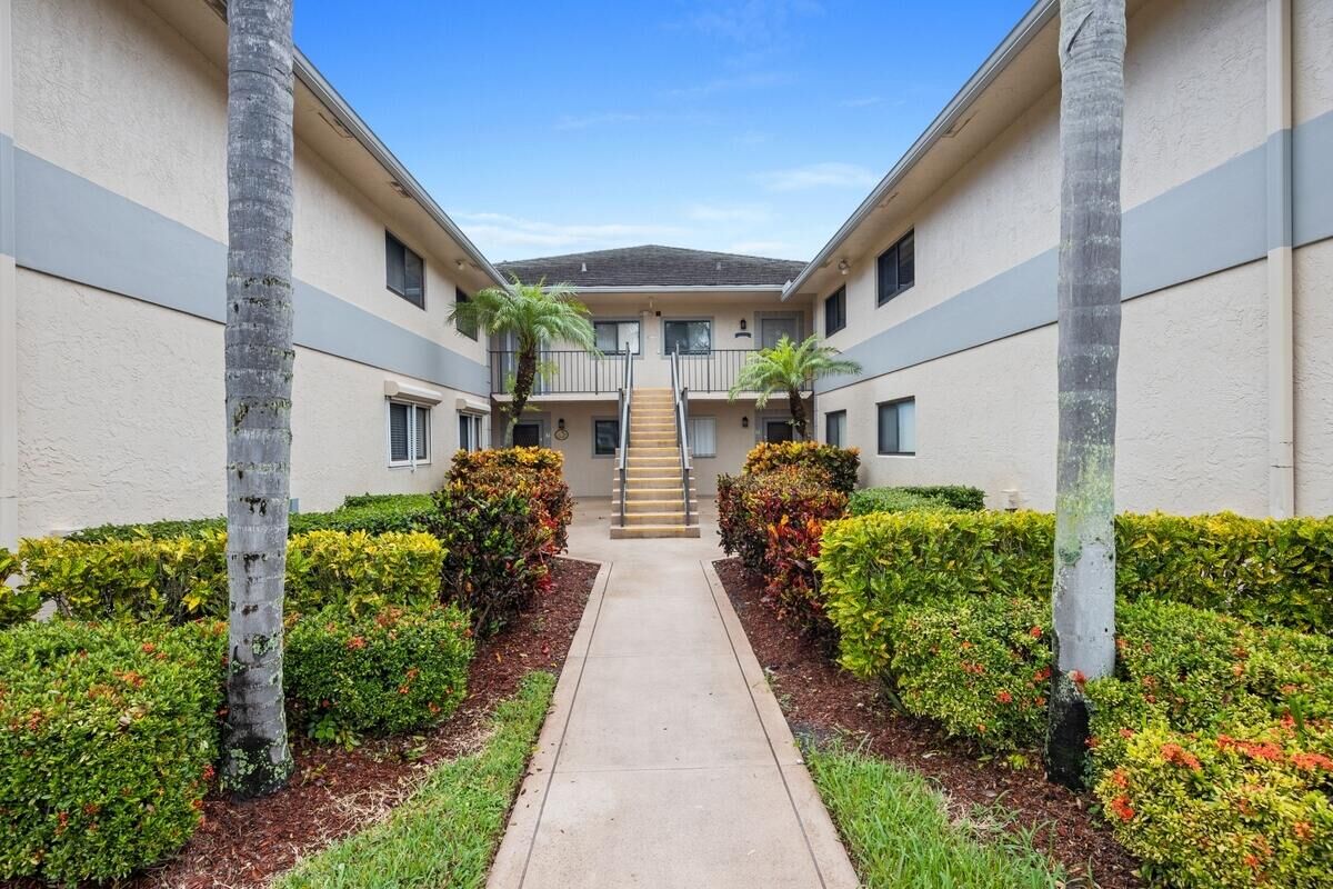 Property Photo:  
