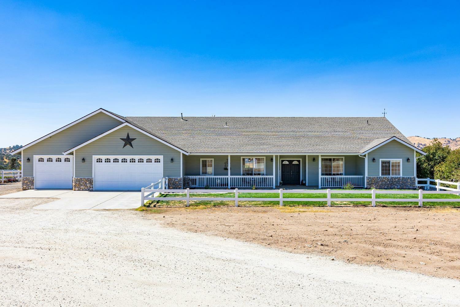 Property Photo:  18865 Arosa Road  CA 93561 