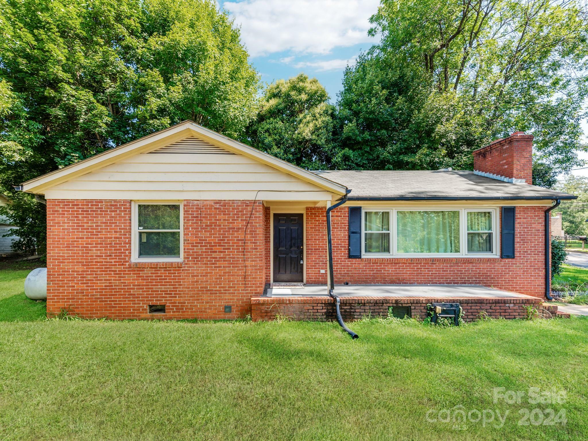 Property Photo:  306 S Main Avenue  NC 28658 