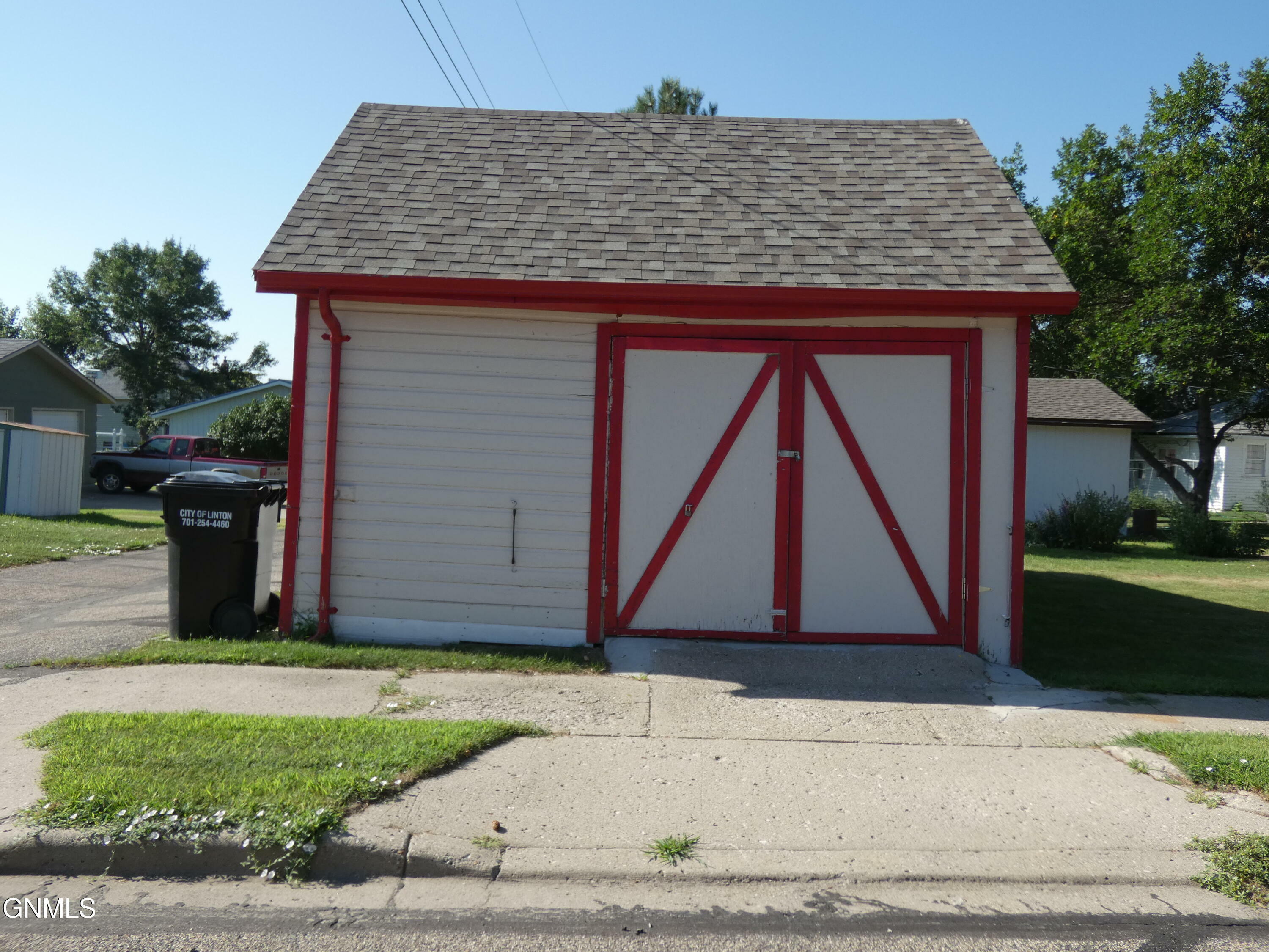 Property Photo:  321 2nd Street NW  ND 58552 