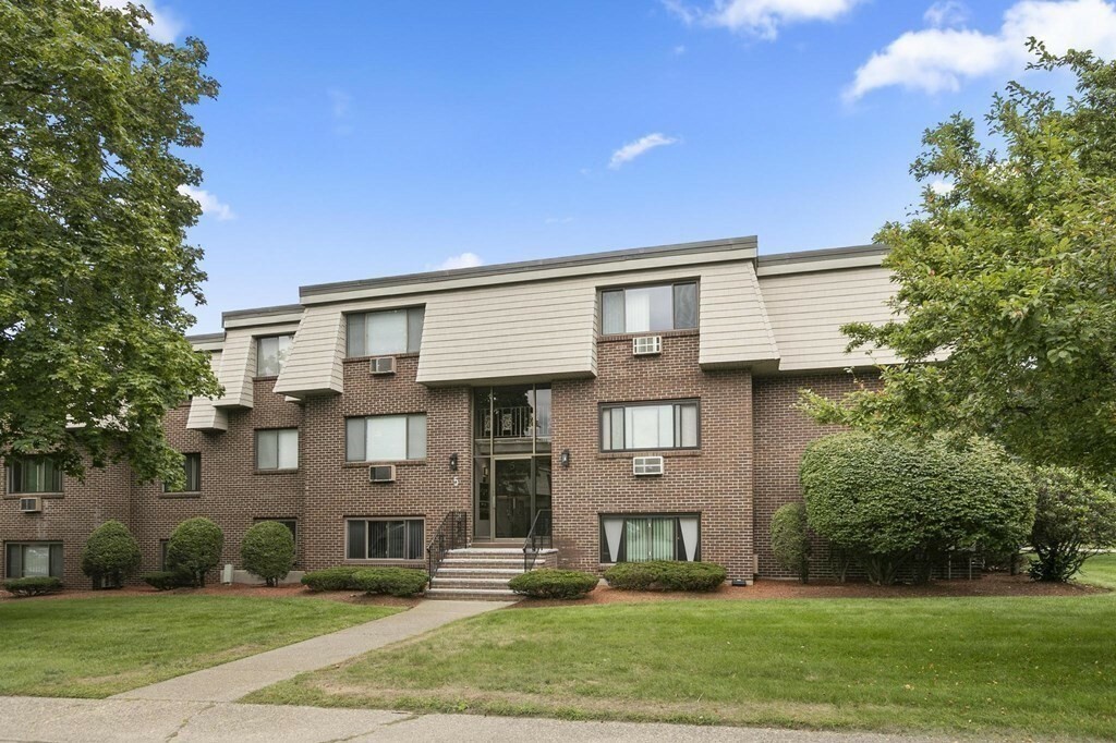 Property Photo: 5 Hallmark Gardens 7 MA 01803