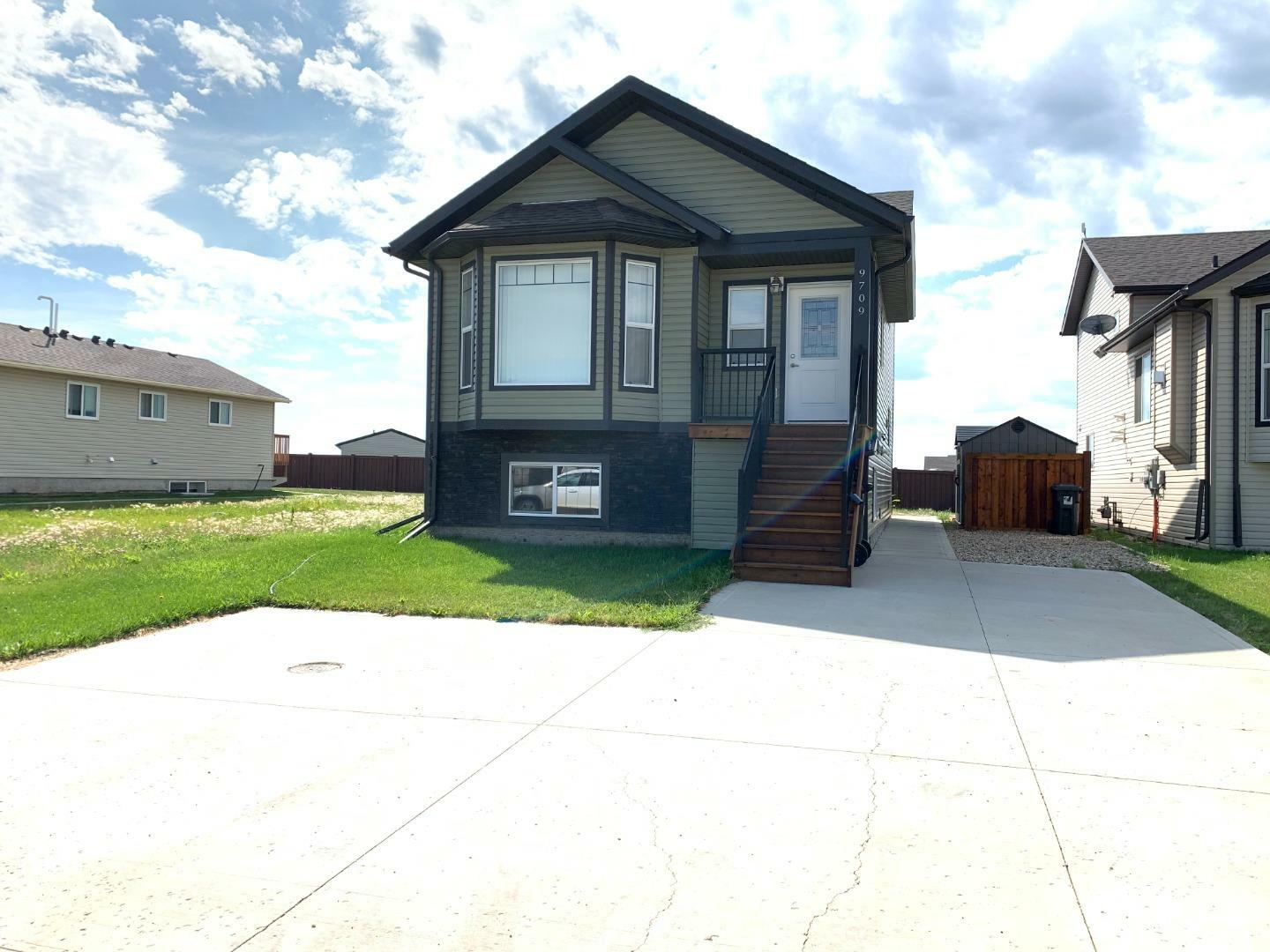 Property Photo:  9709 113 Avenue  AB T8X 5C5 