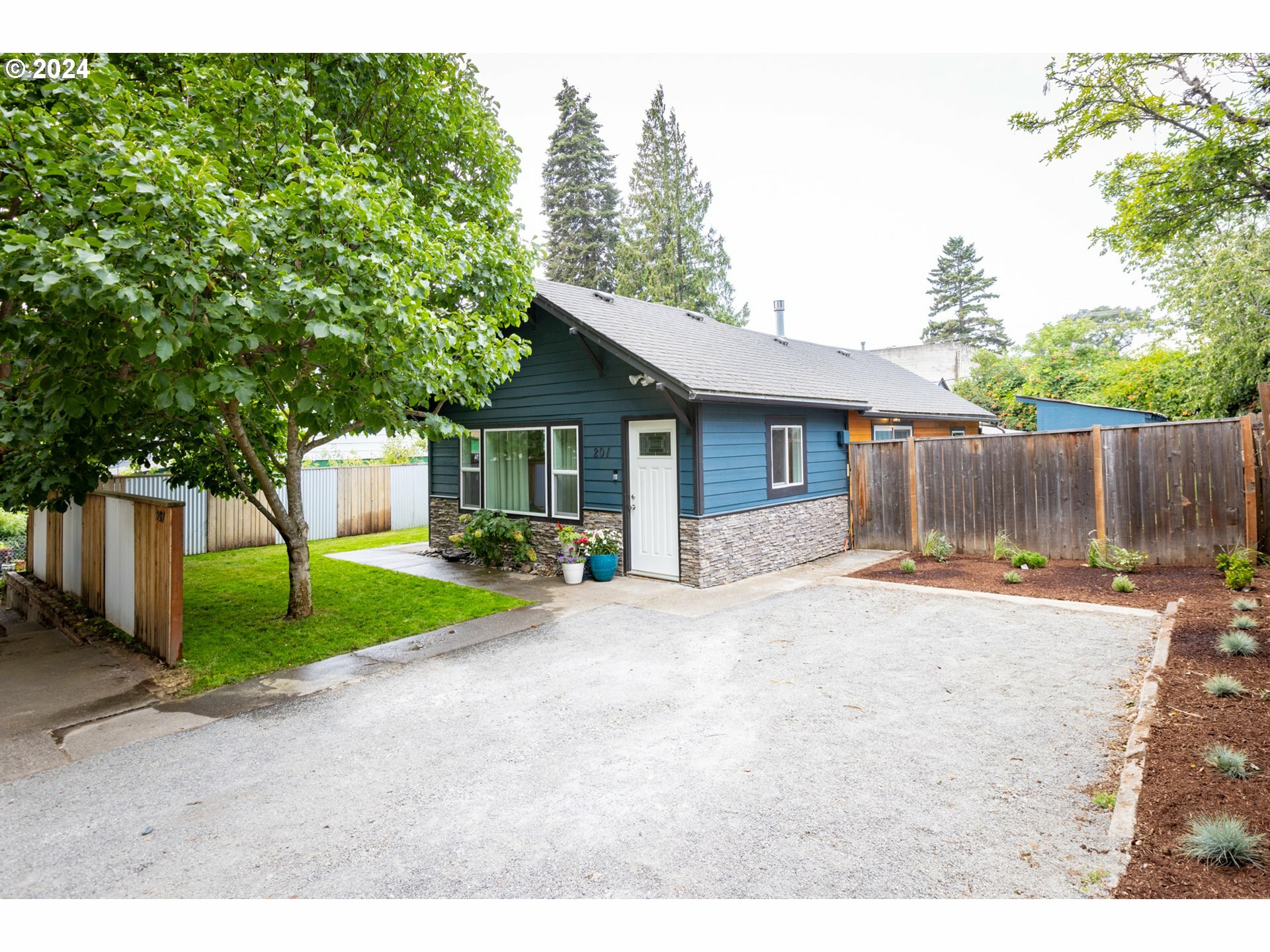 Property Photo:  207 N Maple St  WA 98605 