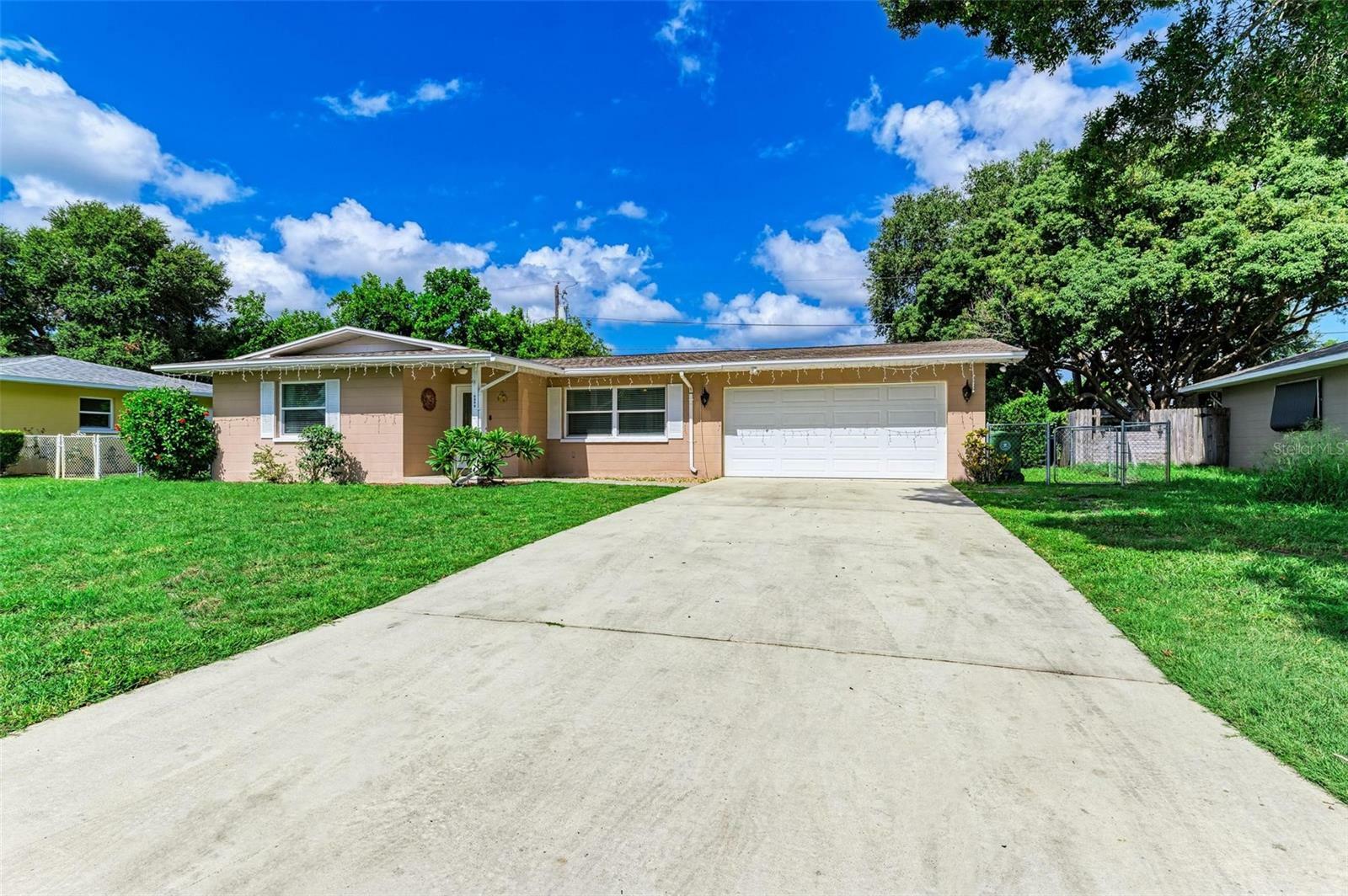 Property Photo:  3006 Norwich Drive W  FL 34205 