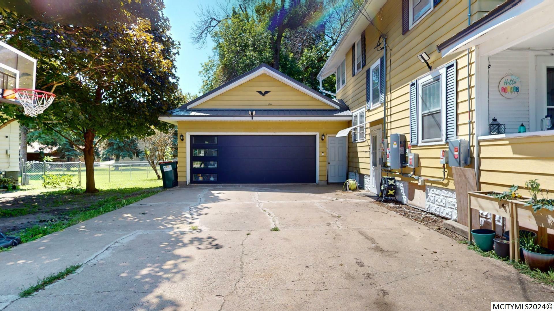 Property Photo:  721 Gilman St  IA 50475 