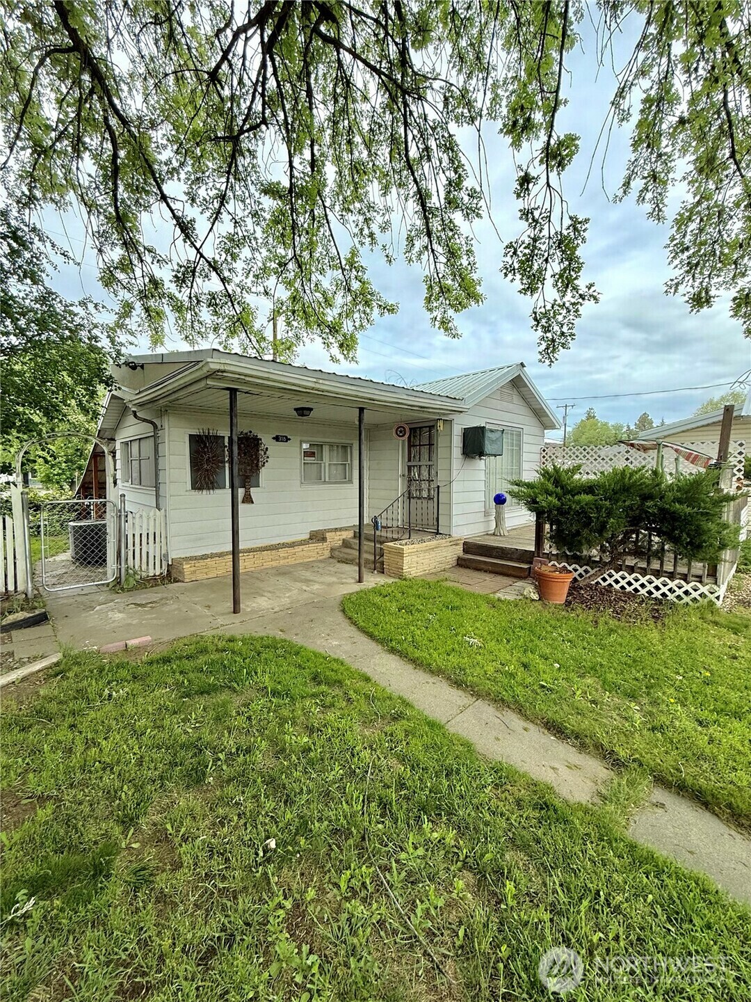 Property Photo: 318 Birch St S WA 98841