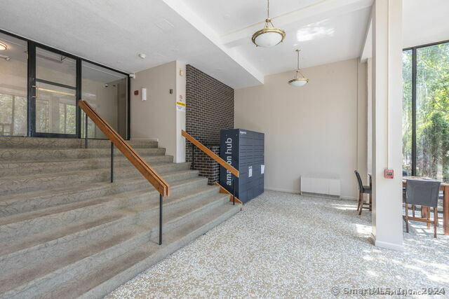 Property Photo:  40 Owen Street Apt E2  CT 06105 