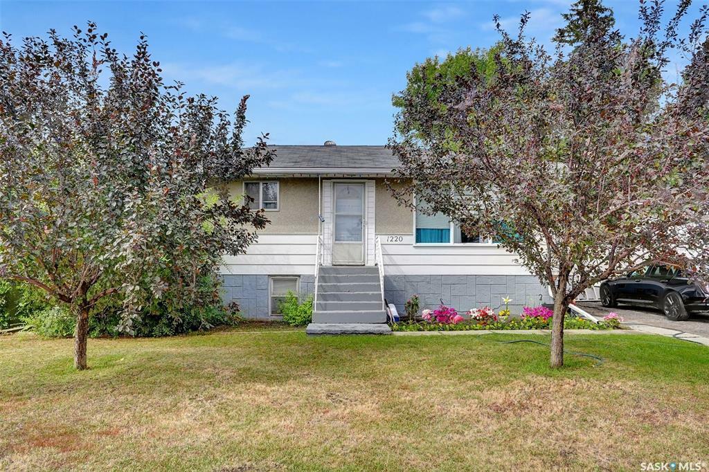 Property Photo: 1220 Dewdney Avenue E SK S4N 0E3