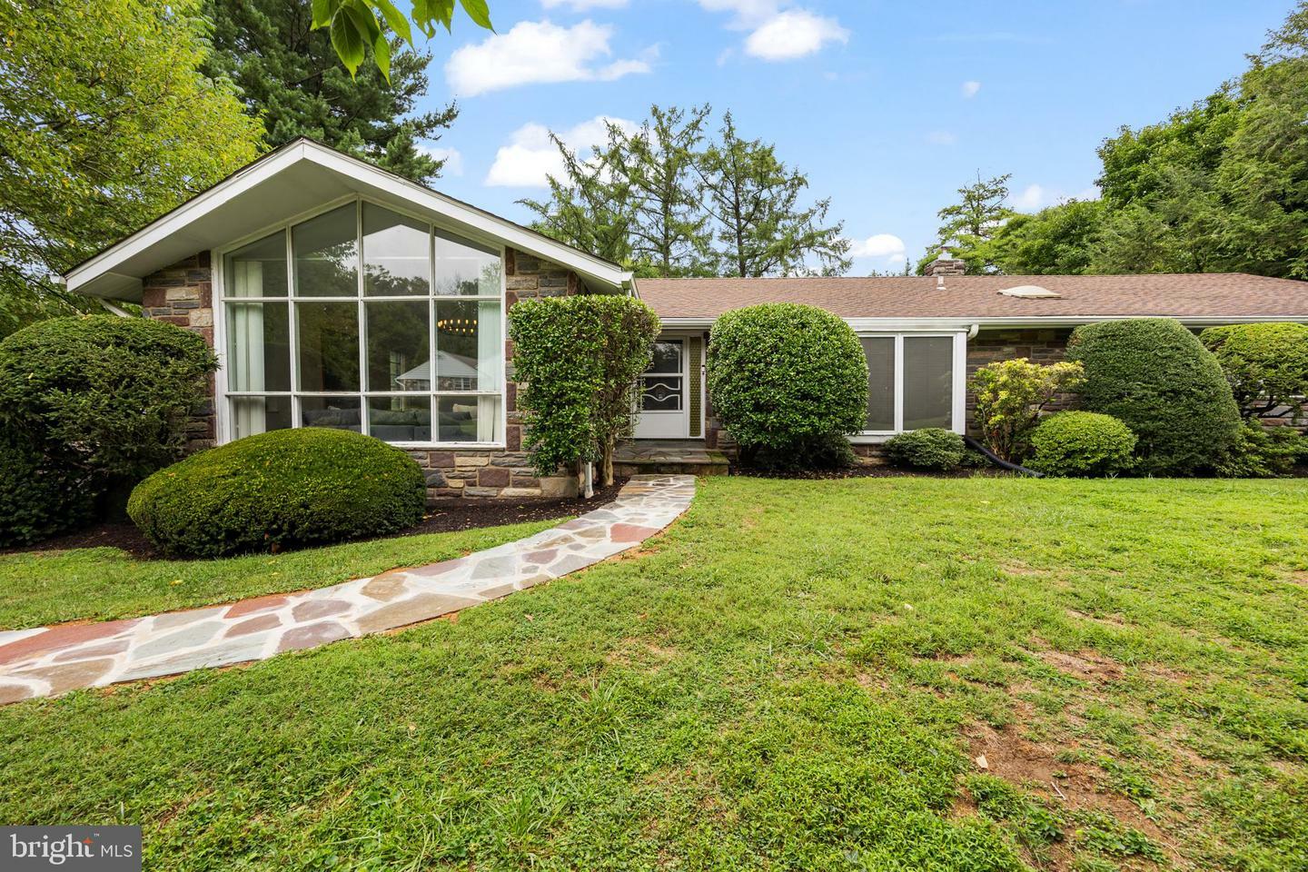 Property Photo:  407 Oakwynne Drive  PA 19096 