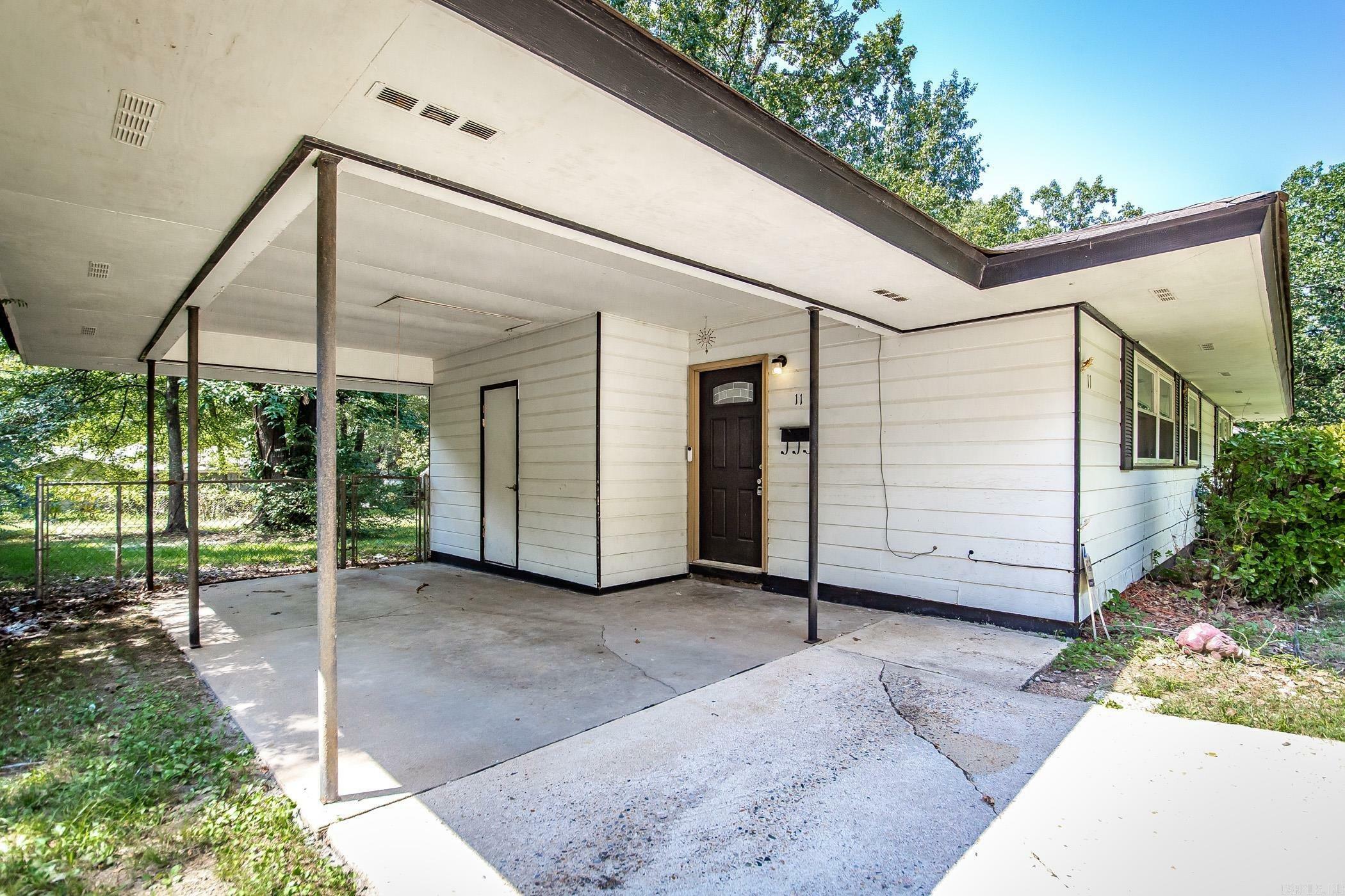 Property Photo:  11 Edgemont Drive  AR 72209-1747 