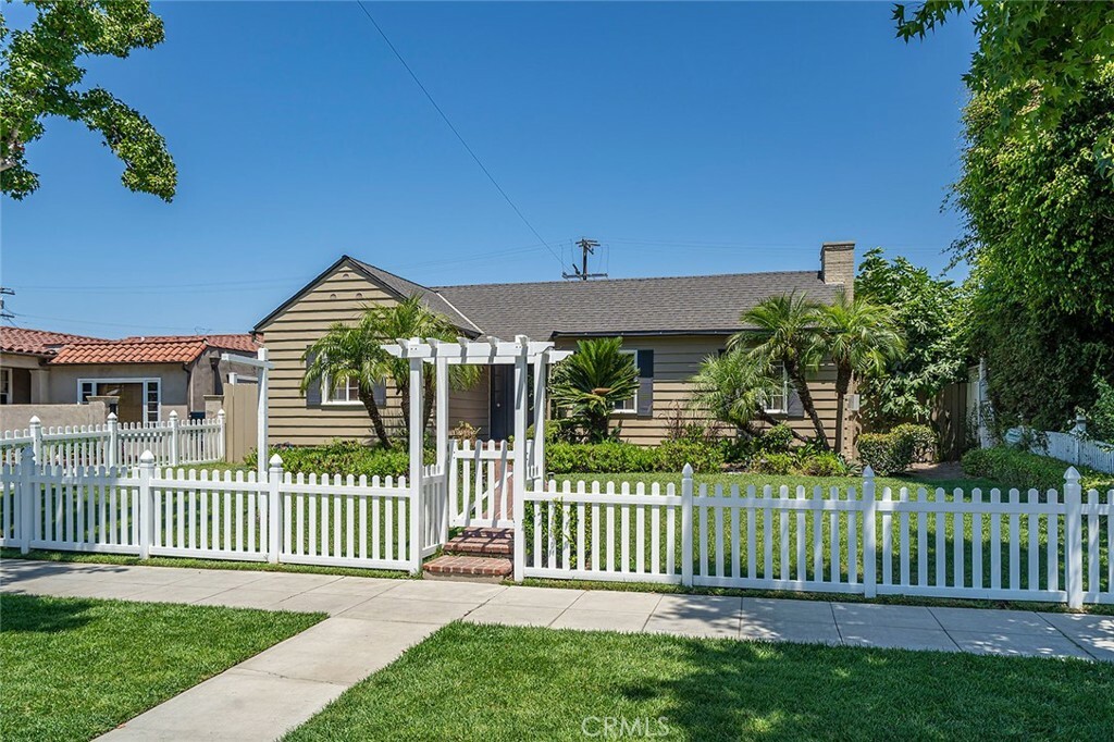 Property Photo:  725 E Bixby Road  CA 90807 