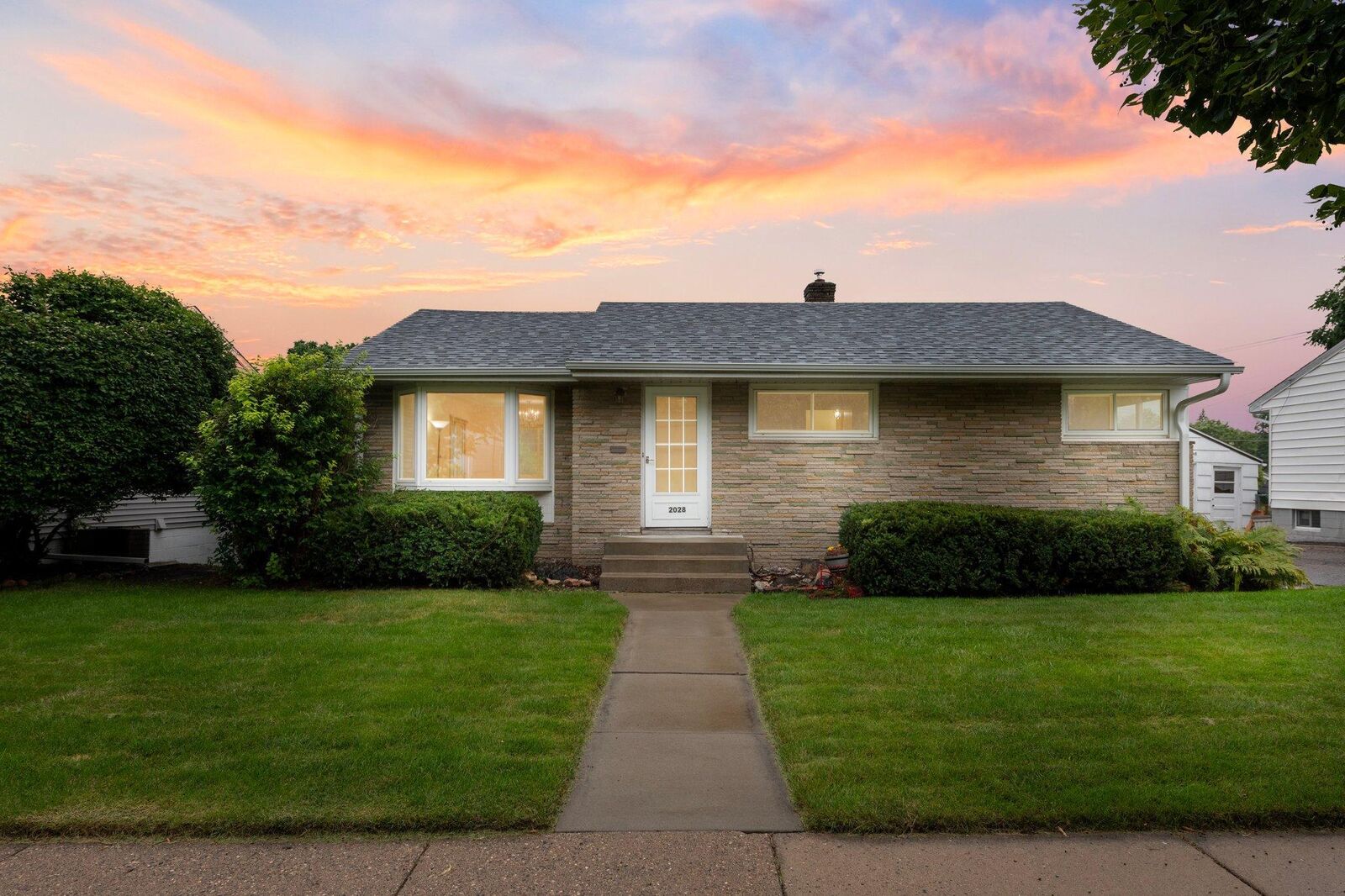 Property Photo:  2028 Ramlow Place  MN 55116 