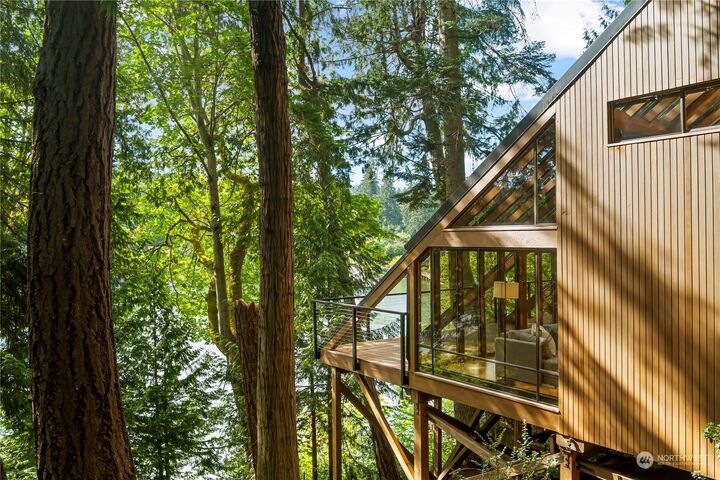 Property Photo: 8100 NE Hidden Cove Road WA 98110