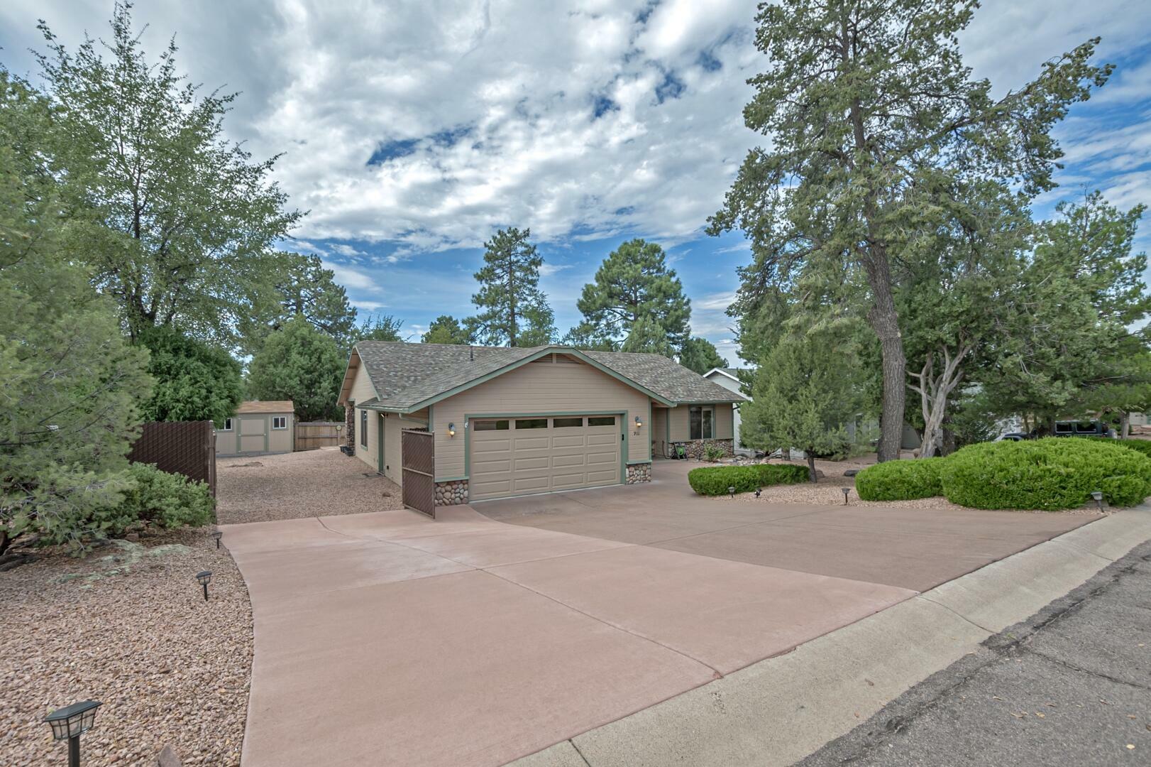 Property Photo:  911 W Landmark Trail  AZ 85541 