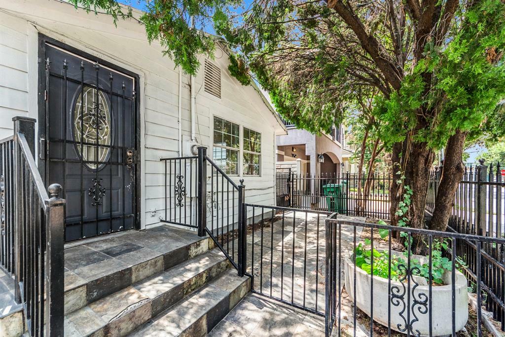 Property Photo:  1131 Louise Street  TX 77009 