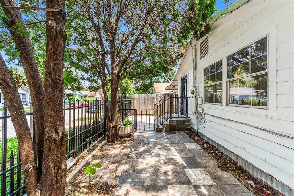 Property Photo:  1131 Louise Street  TX 77009 