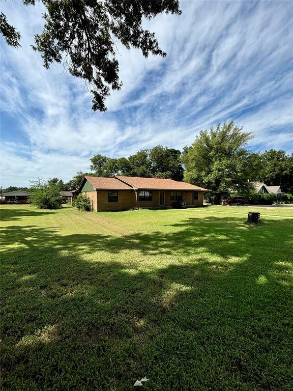 Property Photo:  512 E Lane Street  TX 75783 