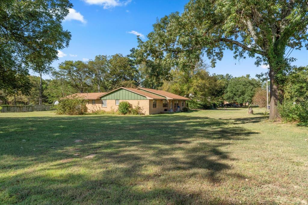 Property Photo:  512 E Lane Street  TX 75783 