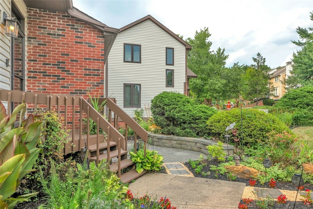 Property Photo:  204 Spring Run Dr  PA 15146 