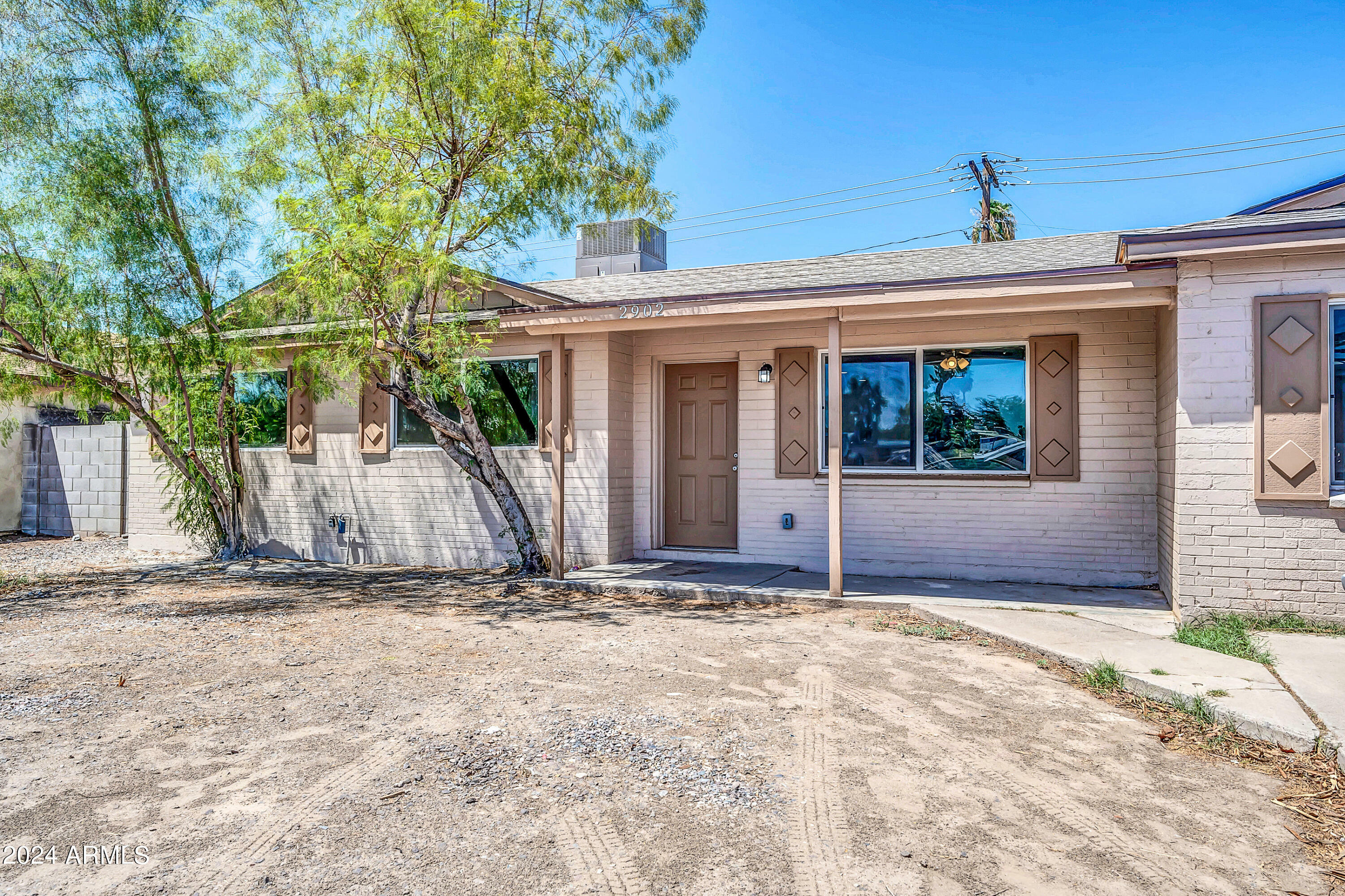 Property Photo:  2902 W Cactus Road  AZ 85029 