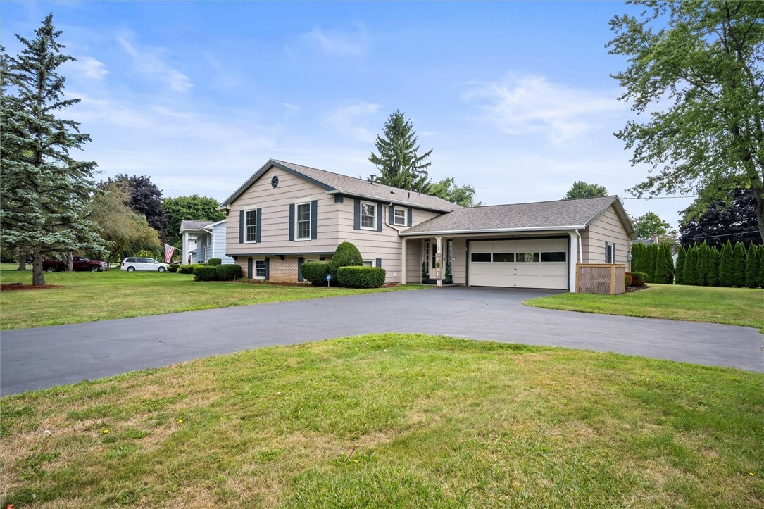 Property Photo:  2 Gateway Road  NY 14624 