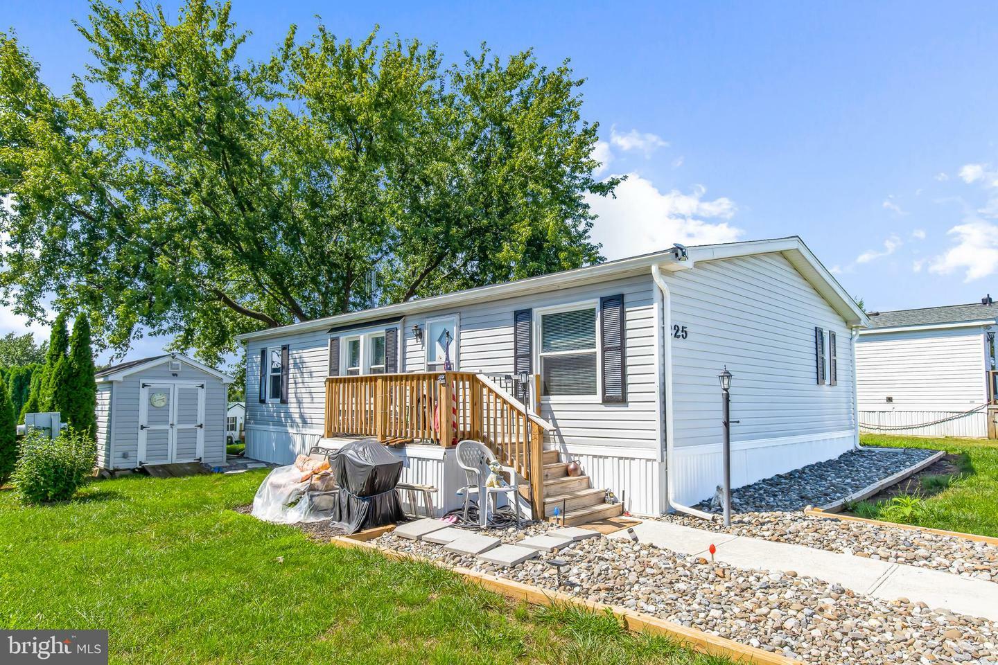 Property Photo: 225 W Longwood Court W PA 17603