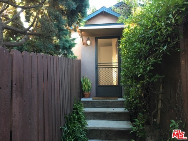 Property Photo:  3127  18th St Guesthouse  CA 90405 