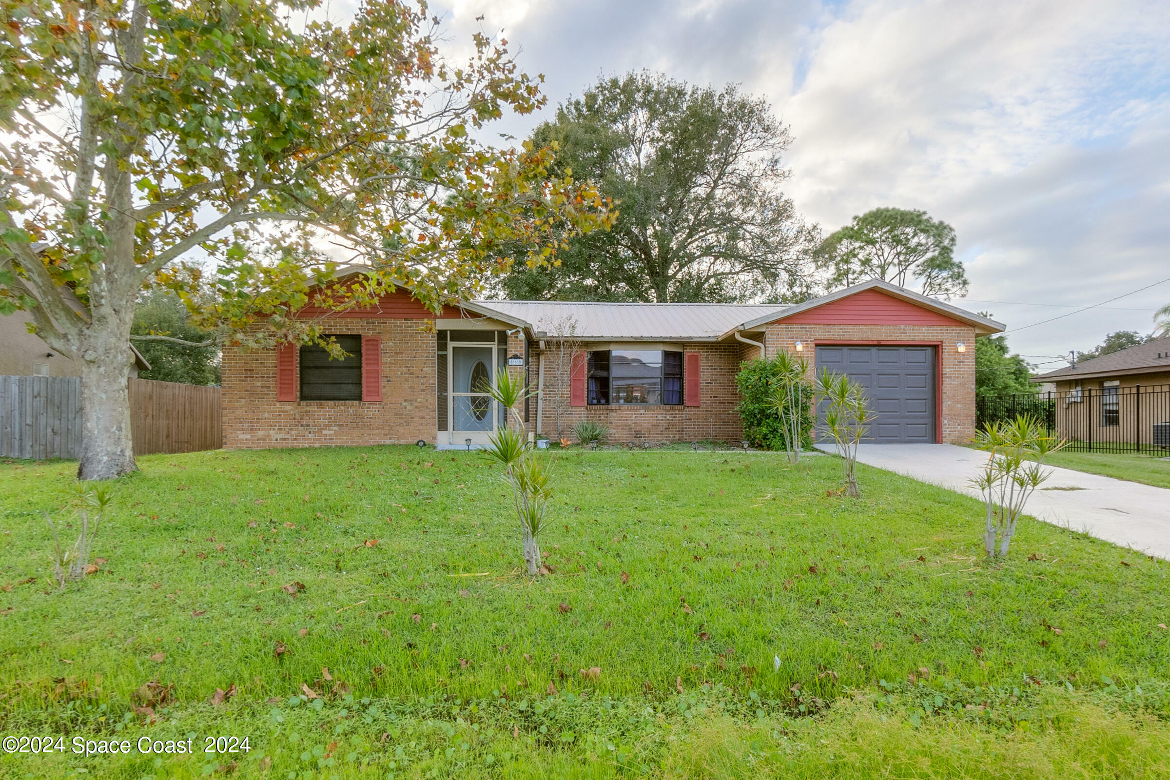 Property Photo:  860 Hawaii Avenue NW  FL 32907 