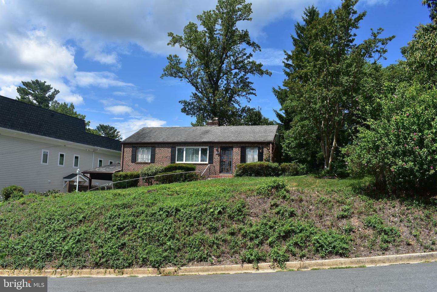 Property Photo:  6910 Mount Daniel Drive  VA 22046 