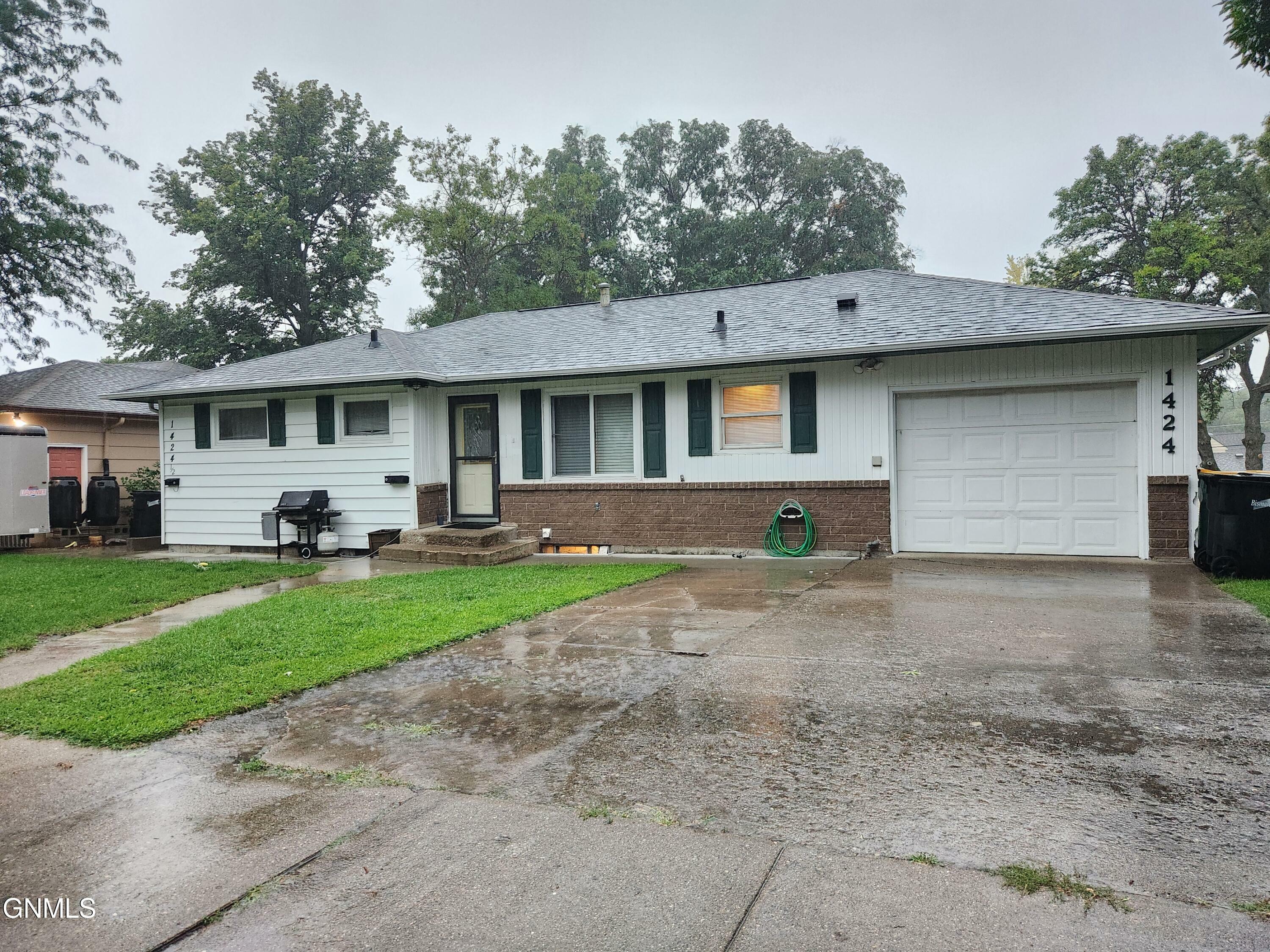 Property Photo:  1424 17th Street  ND 58501 