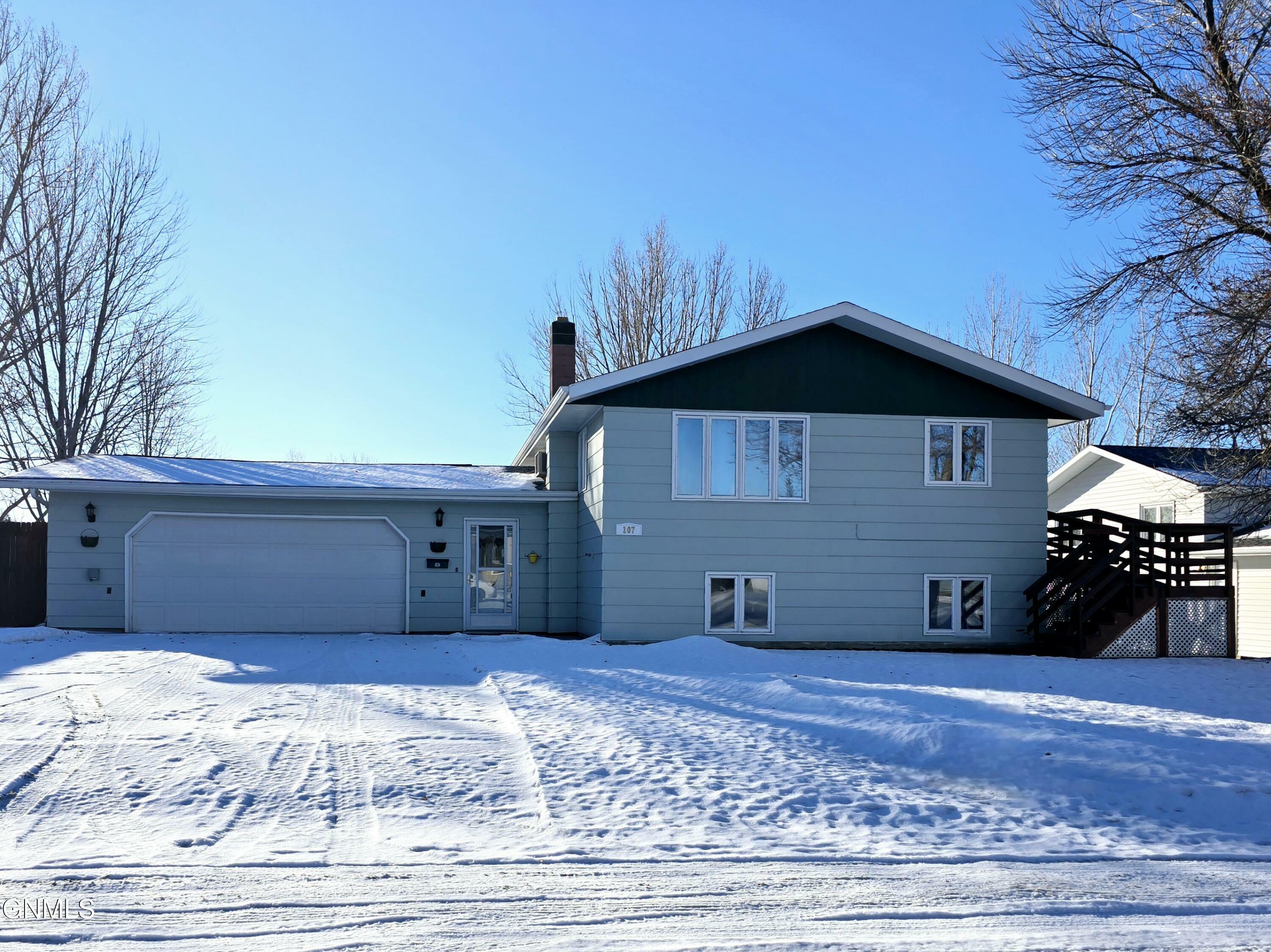 Property Photo:  107 10th Street NE  ND 58523 