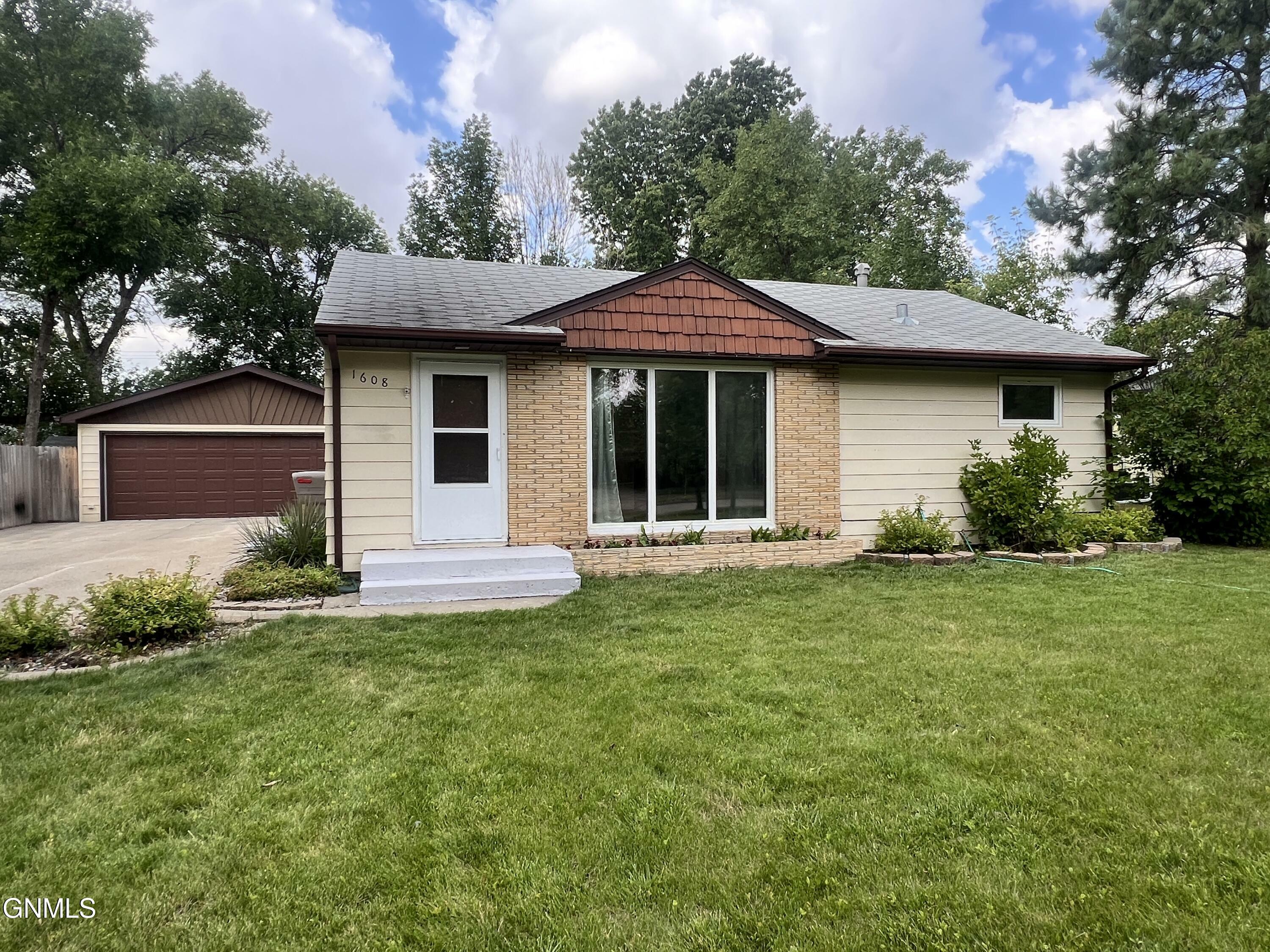 Property Photo:  1608 5th Street SW  ND 58701 