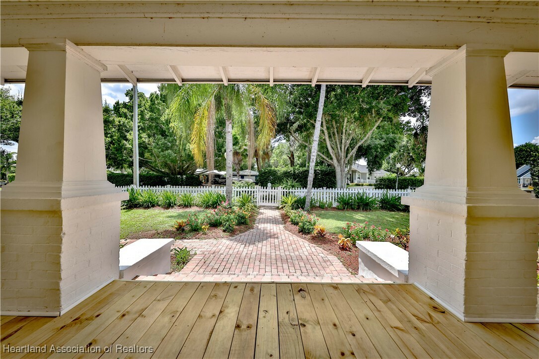 Property Photo:  2220 Lakeview Drive  FL 33870 