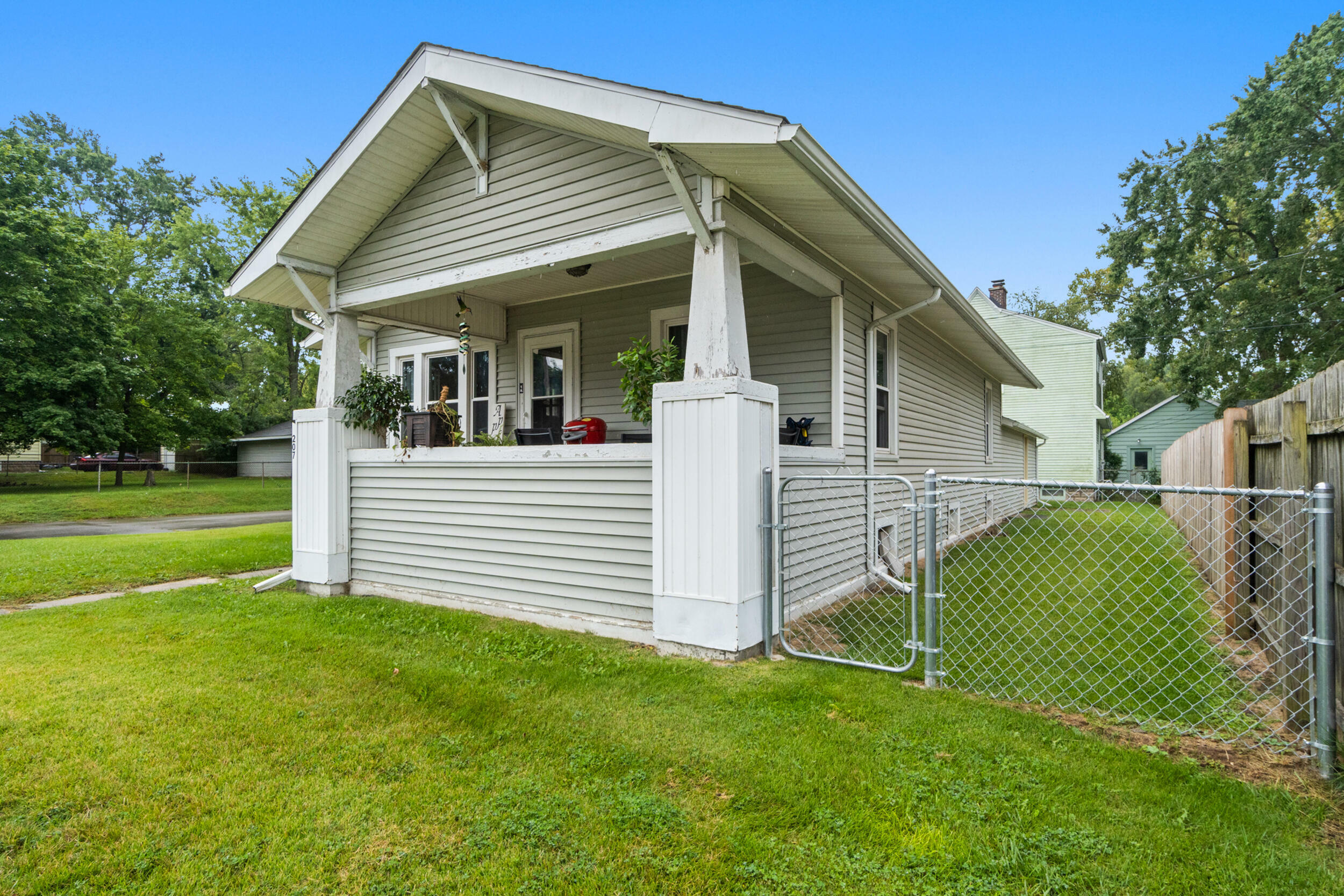 Property Photo:  207 E McDevitt Avenue  MI 49203 